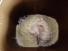 2.	将食材的前八项按照先液体，盐和糖对角放，再放粉最后中间放酵母，和面至完全扩展阶段，
