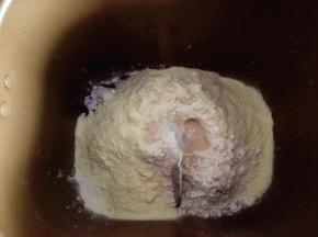 2.	将食材的前八项按照先液体，盐和糖对角放，再放粉最后中间放酵母，和面至完全扩展阶段，