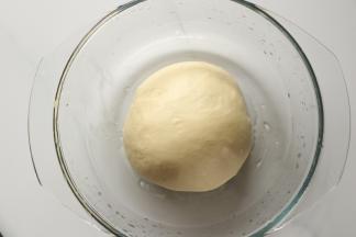 以上配方适用于2个学厨水立方不粘吐司模具用量
把所有食材一同放进面包桶。