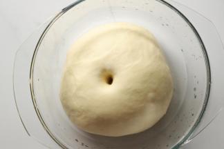 发酵至2倍大，戳洞不回缩的状态，