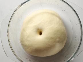 发酵至2倍大，戳洞不回缩的状态，