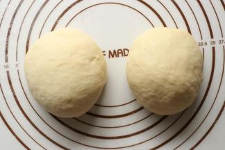 分割成两个重量均匀的面团