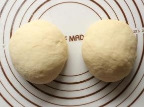 分割成两个重量均匀的面团