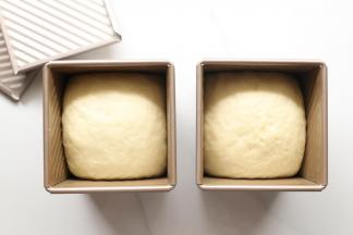 发酵至7分满的样子就可以盖上盖子进行烘烤了