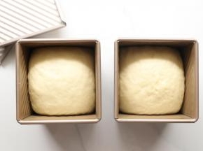 发酵至7分满的样子就可以盖上盖子进行烘烤了