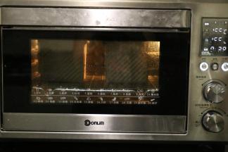 放入东菱烤箱中下层，用网架上下火165度30分钟进地烘烤，烤箱完成后倒出。