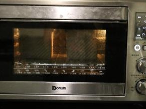 放入东菱烤箱中下层，用网架上下火165度30分钟进地烘烤，烤箱完成后倒出。