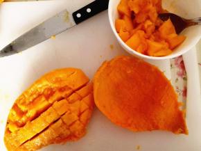 1.	把芒果从是间切开，取出里面的果肉，