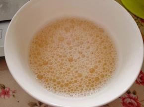 3.	把热水凉至大约60度左右，放入吉利丁粉，拌匀，