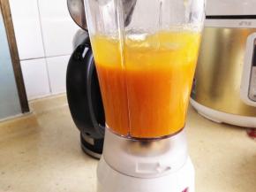 2.	用料理机打成芒果泥备用，