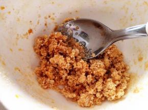 4.	饼干用擀面杖压碎，拌入软化的黄油，