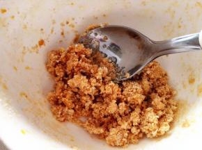 4.	饼干用擀面杖压碎，拌入软化的黄油，
