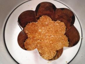 5.	把拌好的饼干碎铺在模具底部，要压实哦，放入冰箱冷藏30分钟以上至凝固，