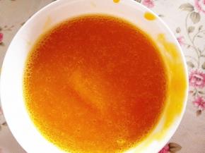 6.	把芒果泥倒入吉利丁液里，拌匀，