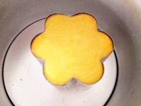 9.	把慕斯液倒入模具里，放入冰箱冷藏4个小时以上，至凝固，