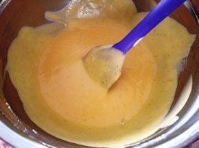 8.	把芒果泥倒入淡奶油中，拌匀，