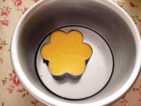 10.	取出已经成形的慕斯蛋糕，用吹风机在模具周围吹大约2分钟左右，即可脱模，