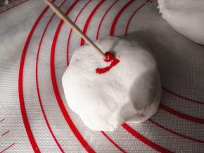 2.	一点点倒入开水，直到揉成光滑的面团，把面团分成三份，一份加粉色色素，一份加入蓝色色素，一份原色，