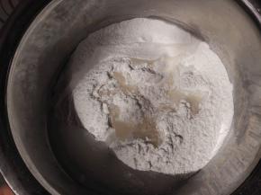 1.	糯米粉加入白糖拌匀，