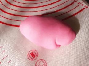 3.	把加入色素的面团揉匀，备用，