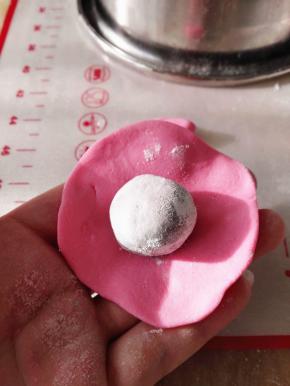 4.	取大小适当的面团先揉成圆球，再按扁，用手指按压边缘使其成为圆盘状，