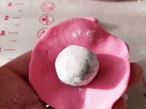 4.	取大小适当的面团先揉成圆球，再按扁，用手指按压边缘使其成为圆盘状，