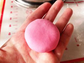 5.	包上适量豆沙馅，再稍稍按扁，