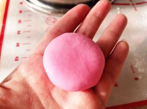 5.	包上适量豆沙馅，再稍稍按扁，