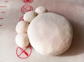 6.	另取4块小面团，揉圆粘在大圆盘的边上，做小爪，