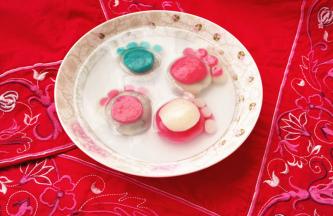 8.	锅里放适量清水烧开，放入汤圆，煮到汤圆浮到水面上即可食用。