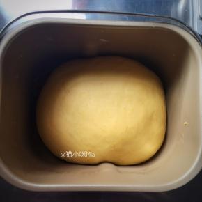 将主面团中黄油以外的材料揉至扩展阶段，再加入黄油揉至完全阶段，放至温暖处进行基础发酵