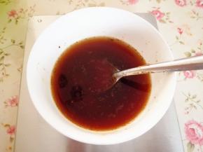 1.	玫瑰酱加入热水，搅拌均匀，