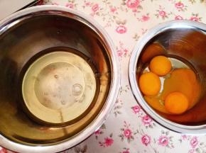2.	蛋白和蛋黄分离，分别装在两个无水无油的干净盆里，