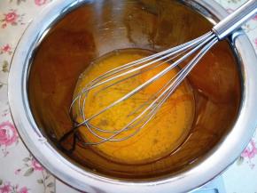 3.	蛋黄中加入玉米油搅拌均匀，