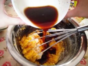 5.	倒入玫瑰酱水，拌匀，