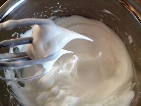 6.	蛋白中加入糖，打至硬性发泡，即出现小尖钩，