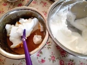 7.	取1/3蛋白加入蛋黄糊中，翻拌均匀，