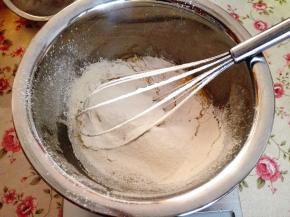 4.	筛入低筋面粉，拌匀，