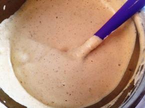 8.	再倒入剩余蛋白中翻拌均匀，