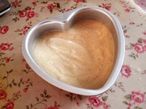 9.	先再模具里放几颗玫瑰花，再把蛋糕糊倒入心型模具中，食材的量可以做两个六寸的，震出大气泡，