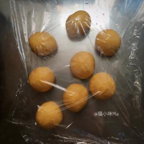 基础发酵完成后，分出一份8克的小面团，揉入红曲粉，再分出八份5克的面团，用来做小鸡的翅膀，剩余的面团平均分成8份，揉圆，醒发15分钟