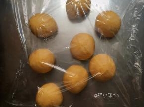 基础发酵完成后，分出一份8克的小面团，揉入红曲粉，再分出八份5克的面团，用来做小鸡的翅膀，剩余的面团平均分成8份，揉圆，醒发15分钟