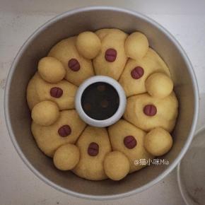 再将加入红曲粉的面团平均分成8份，沾点水放在面团上，做成小鸡嘴巴的样子，进行二次发酵