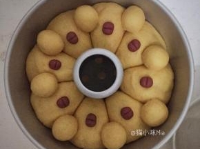 再将加入红曲粉的面团平均分成8份，沾点水放在面团上，做成小鸡嘴巴的样子，进行二次发酵