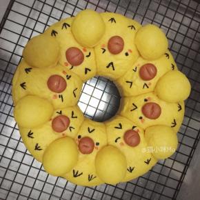 烤箱170度预热，将发酵好的面团放进烤箱，烘焙20分钟，出炉后稍微晾凉