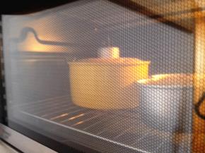 10.	烤箱预热，上下火，下层135度烤20分钟，再155度烤25分钟，具体温度请根据自己的烤箱来调整，这样低温烤蛋糕表面不会裂，取出震几下，再倒扣，等凉了，再脱模。