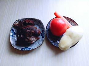 准备好食材:牛肉我提前用高压锅压了20分钟，土豆去皮。