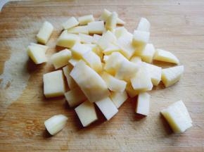 将去皮的土豆洗干净，首先切片，之后切条，再切丁。