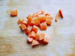 过萝卜去皮洗干净切丁。