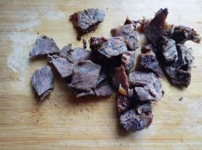 高压锅压熟的牛肉，(不用高压锅，直接炖牛肉也可以，但是要炖的久一点，家里有老人孩子的建议高压锅压，这样牛肉如软，容易消化)